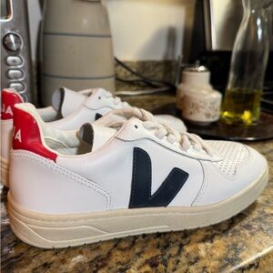 Veja v10 size 8